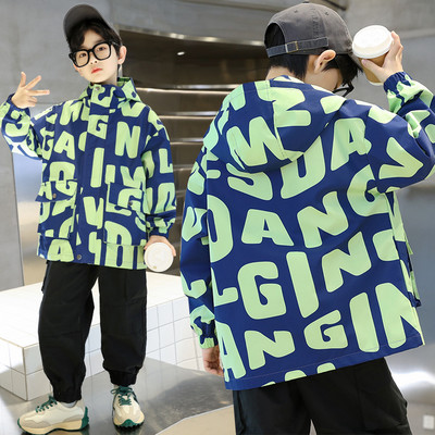 Striukė nuo vėjo berniukams su gobtuvu ir užrašu