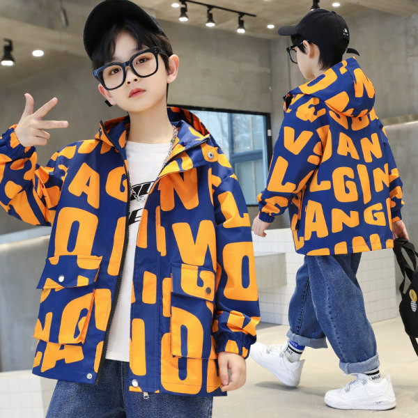 Striukė nuo vėjo berniukams su gobtuvu ir užrašu