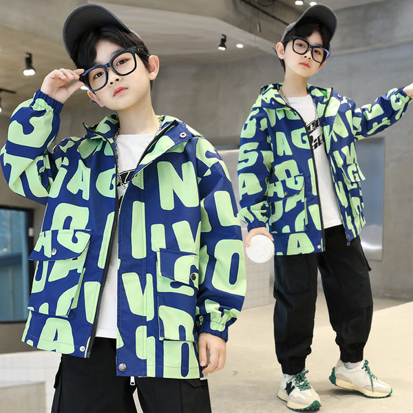 Striukė nuo vėjo berniukams su gobtuvu ir užrašu