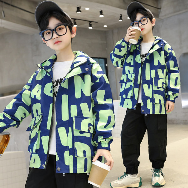 Striukė nuo vėjo berniukams su gobtuvu ir užrašu