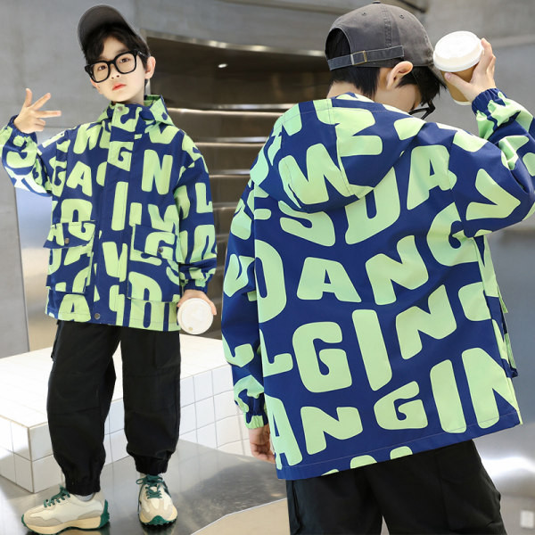 Striukė nuo vėjo berniukams su gobtuvu ir užrašu