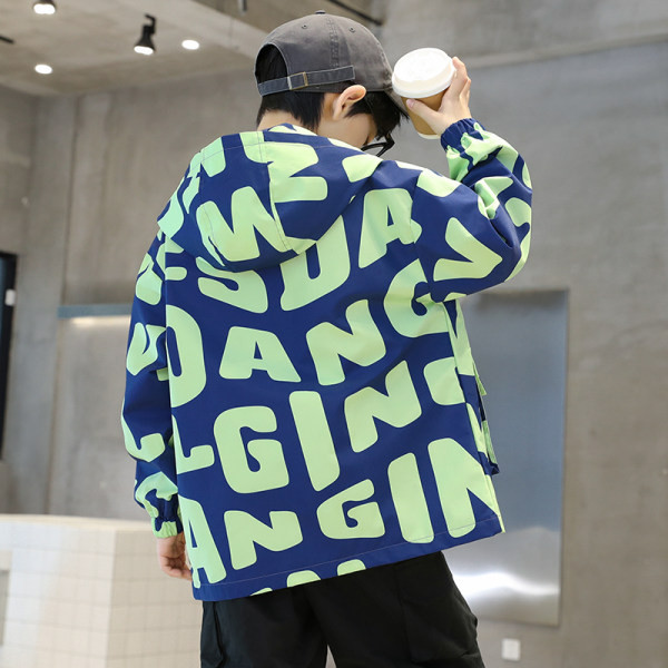 Striukė nuo vėjo berniukams su gobtuvu ir užrašu