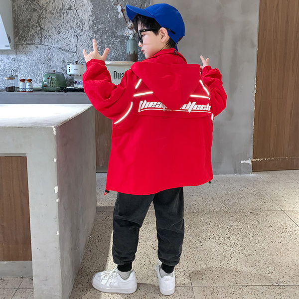 Laisvalaikio vaikiška striukė su gobtuvu - tinka berniukui arba mergaitei