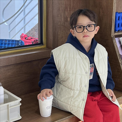 Tvarkingas berniukų užsegamos liemenės modelis