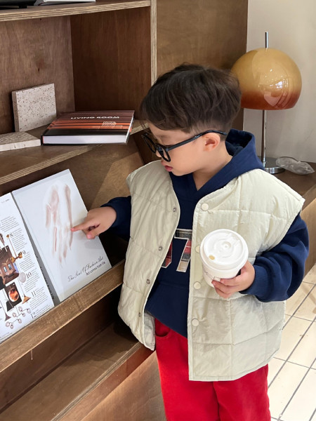 Tvarkingas berniukų užsegamos liemenės modelis