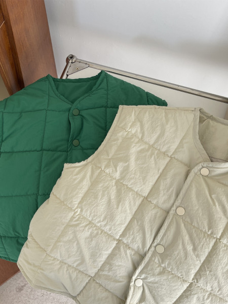 Tvarkingas berniukų užsegamos liemenės modelis