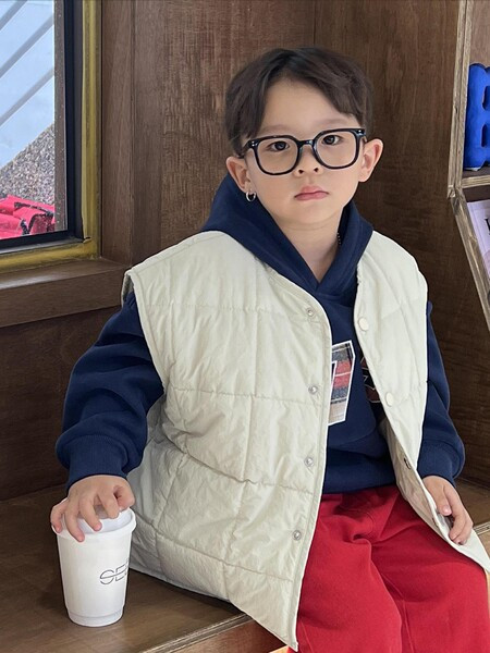 Tvarkingas berniukų užsegamos liemenės modelis