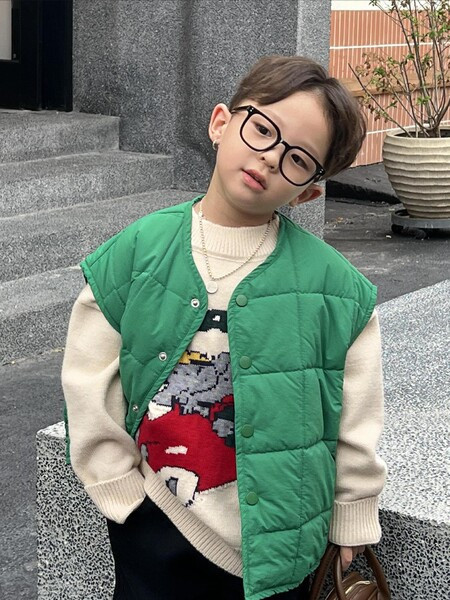 Tvarkingas berniukų užsegamos liemenės modelis