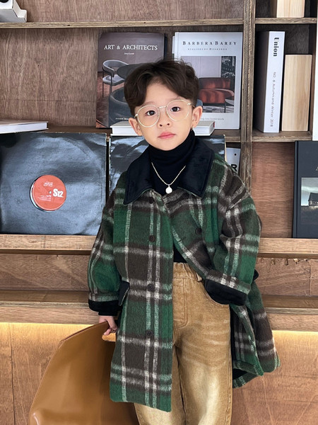 Berniukų languotas paltas