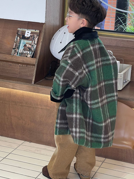 Berniukų languotas paltas