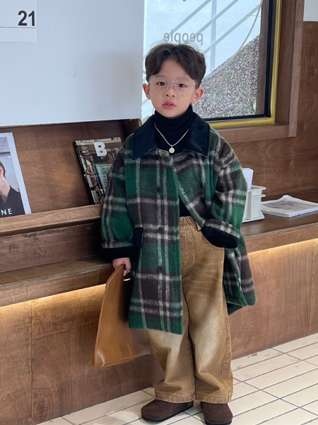 Berniukų languotas paltas