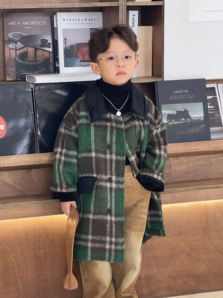 Berniukų languotas paltas