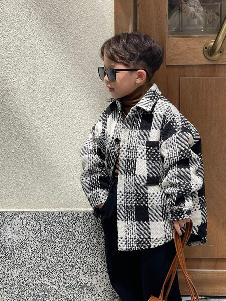 Dječji karirani kaput s klasičnim ovratnikom i kopčanjem na gumb