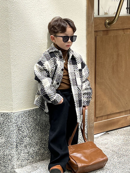 Dječji karirani kaput s klasičnim ovratnikom i kopčanjem na gumb