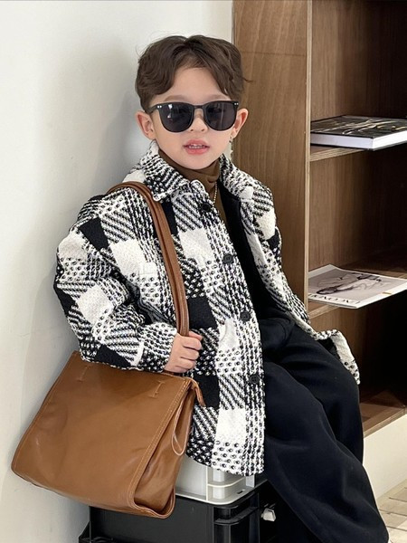 Dječji karirani kaput s klasičnim ovratnikom i kopčanjem na gumb