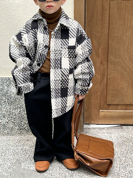 Dječji karirani kaput s klasičnim ovratnikom i kopčanjem na gumb