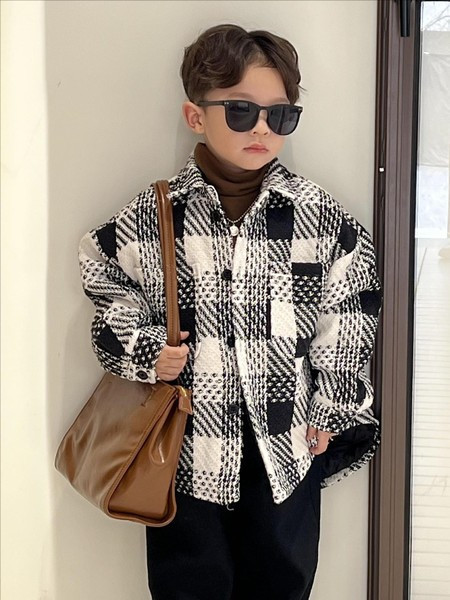 Dječji karirani kaput s klasičnim ovratnikom i kopčanjem na gumb