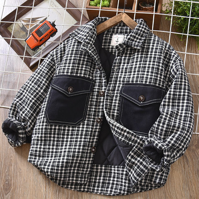 Karirani sako za dječake s klasičnim ovratnikom i kopčanjem na gumbe