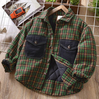 Karirani sako za dječake s klasičnim ovratnikom i kopčanjem na gumbe