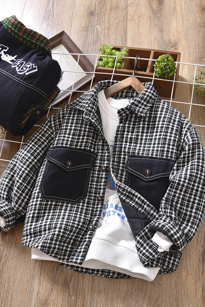 Karirani sako za dječake s klasičnim ovratnikom i kopčanjem na gumbe