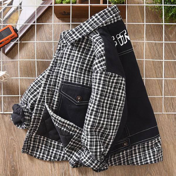 Karirani sako za dječake s klasičnim ovratnikom i kopčanjem na gumbe