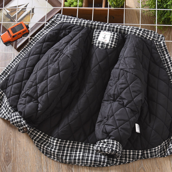 Karirani sako za dječake s klasičnim ovratnikom i kopčanjem na gumbe