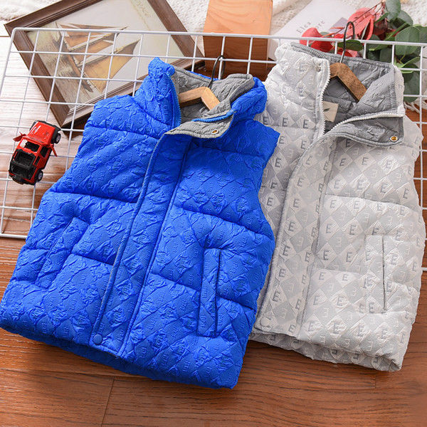 Alkalmi gyerekmellény hímzéssel és cipzárral