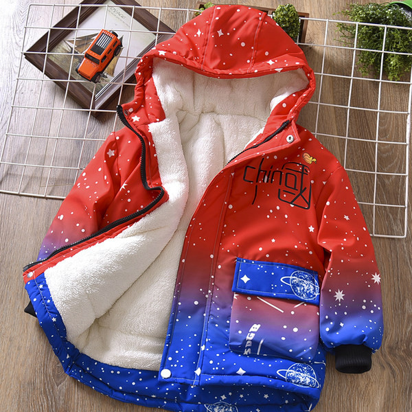 Naujo modelio vaikiška striukė su pūkiniu pamušalu ir gobtuvu berniukams