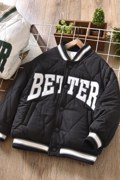 Tikandkirjaga laste pesapallijope poistele