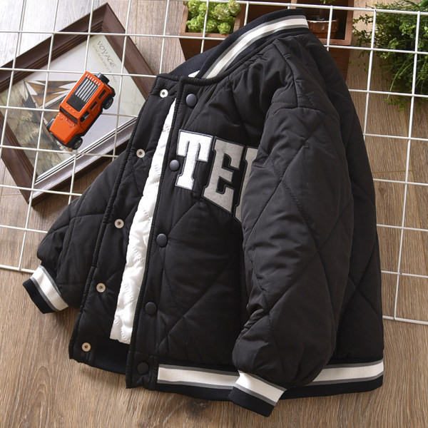 Tikandkirjaga laste pesapallijope poistele