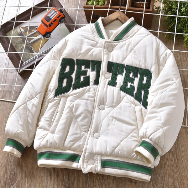 Tikandkirjaga laste pesapallijope poistele