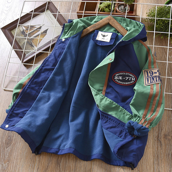 Jesenska jakna za dječake s vezom