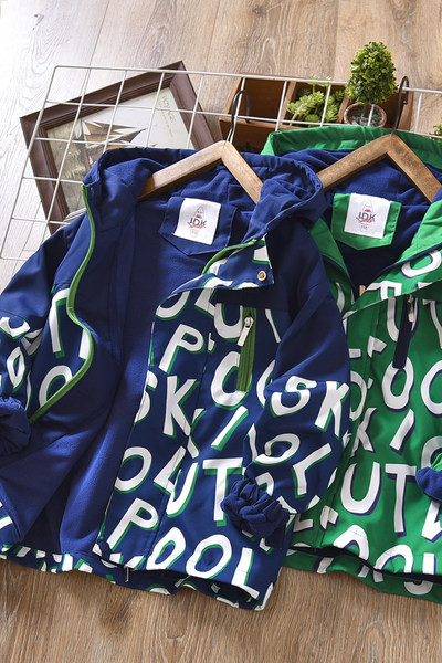 Ležerna jesenska jakna s kapuljačom i natpisom