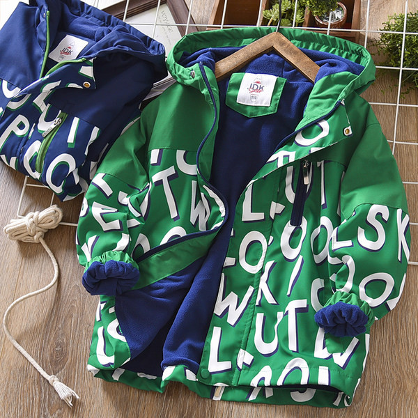 Ležerna jesenska jakna s kapuljačom i natpisom