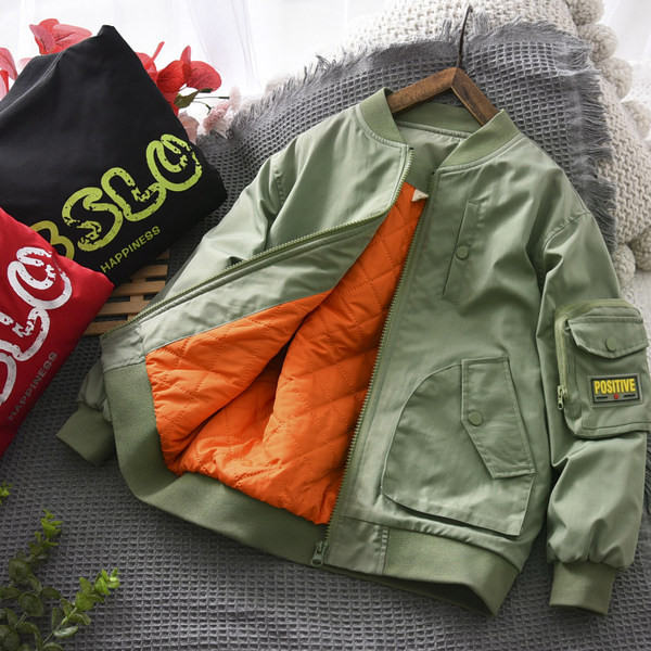 Laisvalaikio striukė su siuvinėjimu ir kišene