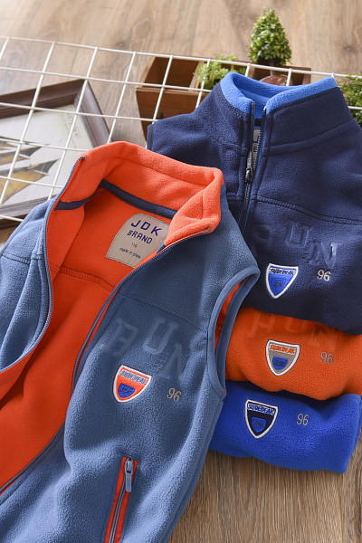 Berniukų laisvalaikio vilnos liemenė su aukšta apykakle siuvinėjimu