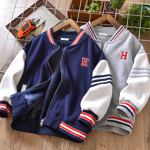 Ležerna jakna s vezom i patentnim zatvaračem