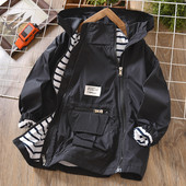 Proljetna jakna za dječake s kapuljačom i patentnim zatvaračem sa strane