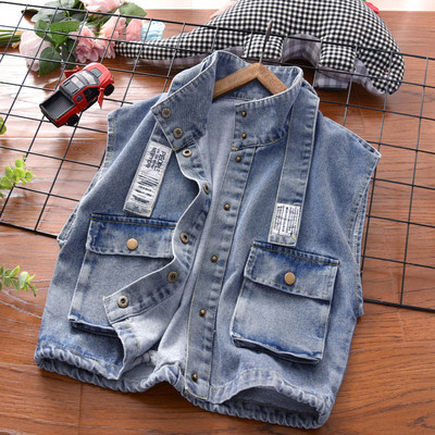 Uut mudelit kirja ja nööpidega teksavest poistele