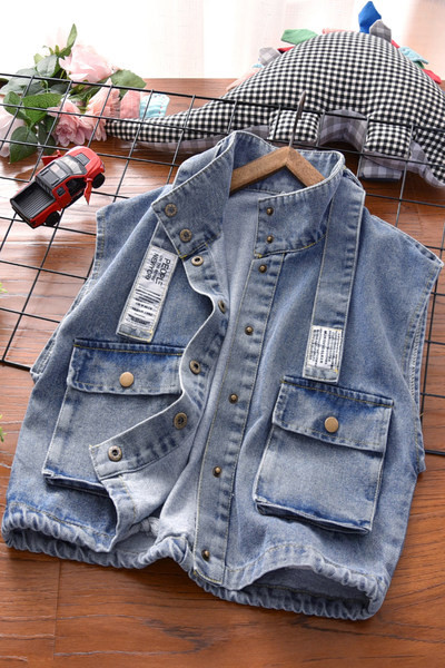 Uut mudelit kirja ja nööpidega teksavest poistele