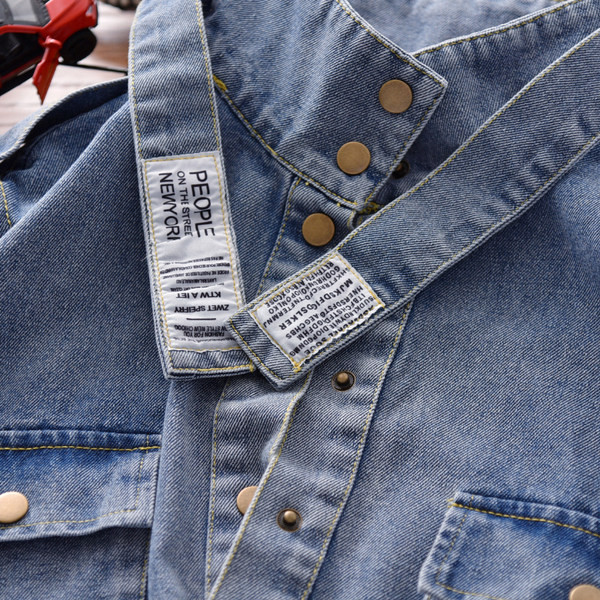 Uut mudelit kirja ja nööpidega teksavest poistele