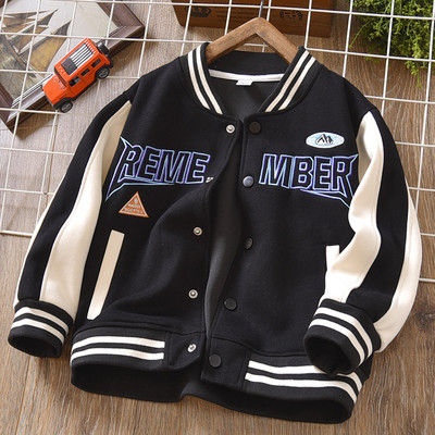 Sportska jakna za dječake s printom i kopčanjem na gumbe