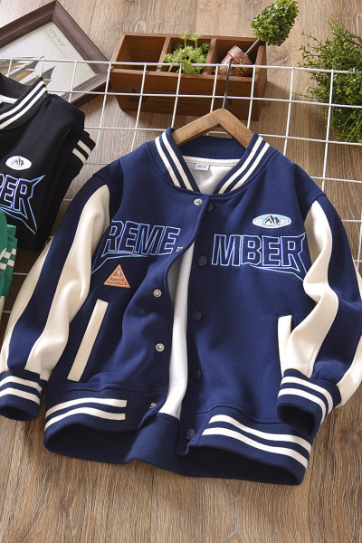 Sportska jakna za dječake s printom i kopčanjem na gumbe