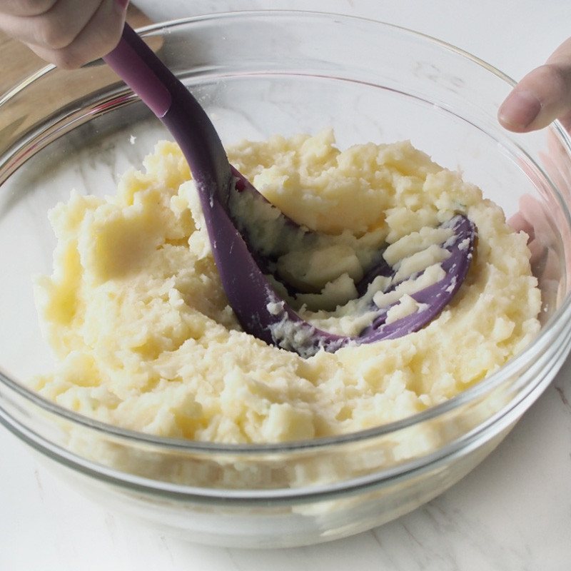 Maisto klasės PP dervos bulvių trintuvas saldžiųjų bulvių vaisių česnako įrankis, atsparus aukštai temperatūrai ir lengvai laikomas neslidžia rankena