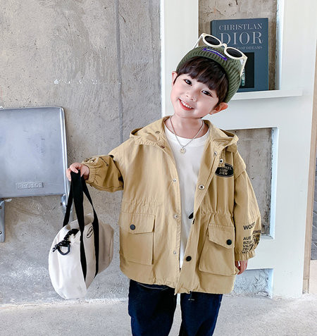 Poiste vabaaja jope tasku ja kapuutsiga