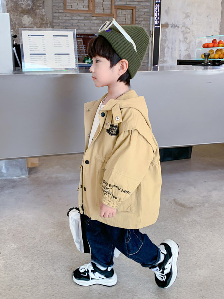 Poiste vabaaja jope tasku ja kapuutsiga