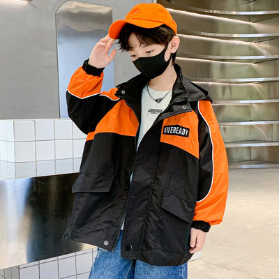 Dječja jakna s kapuljačom i džepom