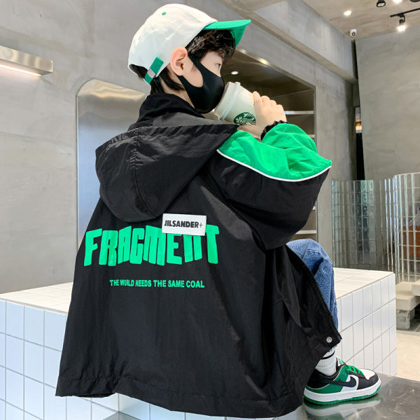 Dječja jakna s kapuljačom i džepom