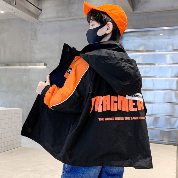 Dječja jakna s kapuljačom i džepom