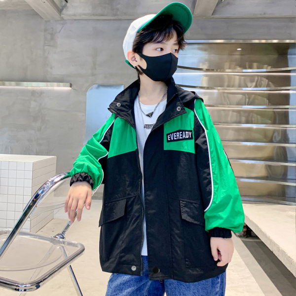 Dječja jakna s kapuljačom i džepom